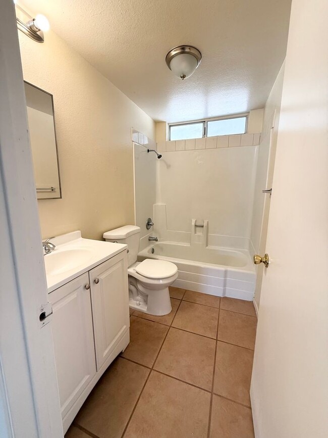 Building Photo - Move in ready/ 2 bedroom 1 bath