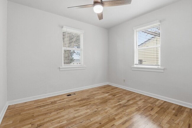 Building Photo - 3 Bed 1 bath Home in Downtown Castle Rock!