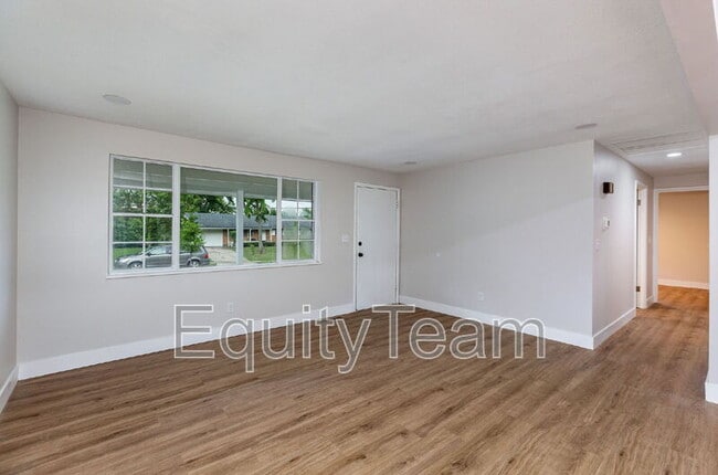 Building Photo - 722 Castro Ln