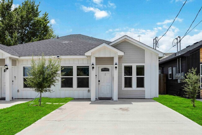 Building Photo - 8138 Bassett St