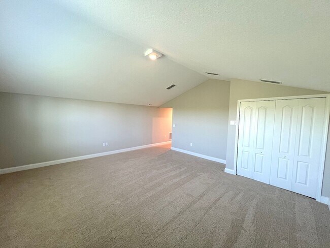 Building Photo - GORGEOUS 5 Bed 4 Bath 3 Car Garage HOME w COMMUNITY POOL for RENT!