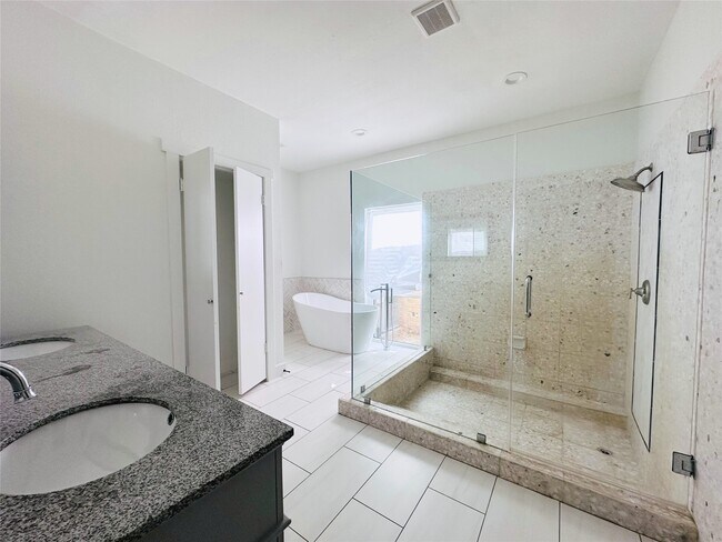 Building Photo - 3202 La Quinta Dr