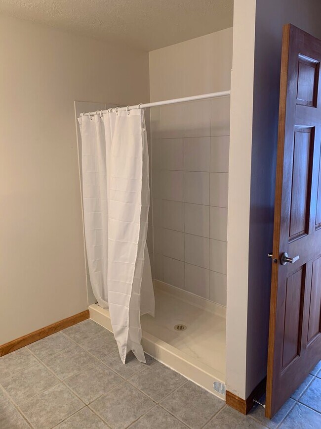 Building Photo - Country living close to the foothills