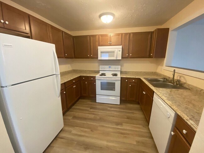 Building Photo - Charming 3Bed/2Ba Duplex Unit Conveniently...