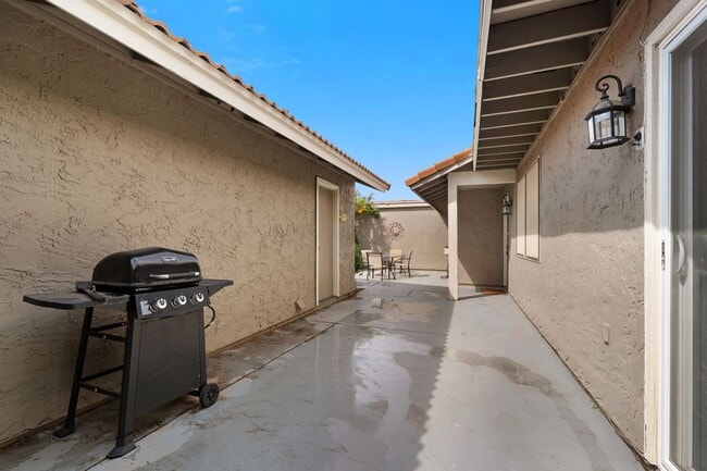 Building Photo - This beautifully appointed 3-bedroom, 2-bathroom condo seasonal rental Located in Leisure World A...