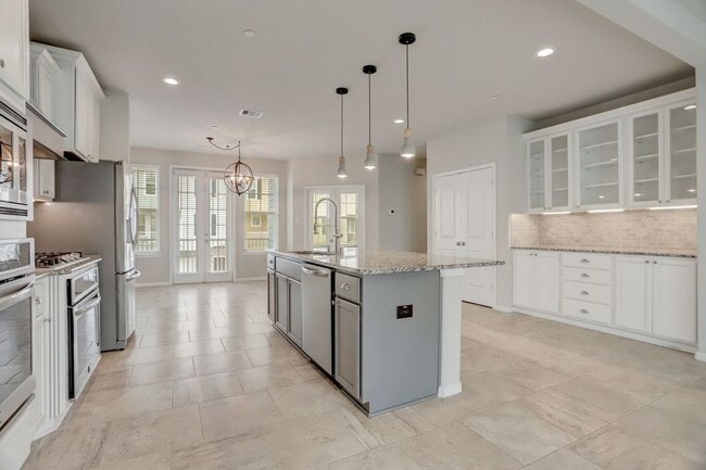 Building Photo - 2714 Veranda Fls