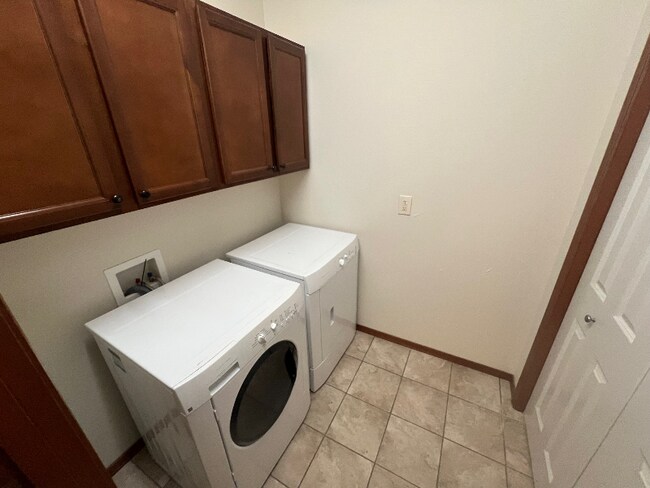 Building Photo - Modern 3 Bed | 2.5 Bath Condo in Prime Loc...