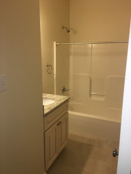 Full Bath - 7331 Spruce St