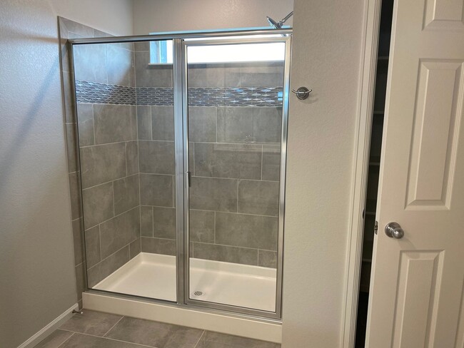 Building Photo - Don't Miss This Stunning 4 Bed/2.5 Bath Ho...