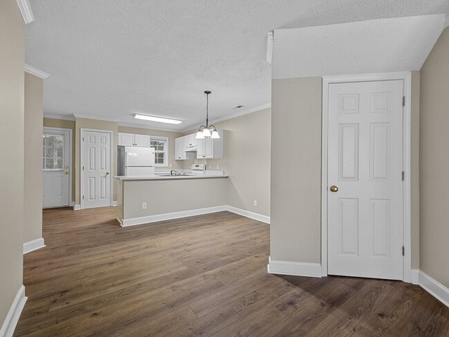 Building Photo - Freshly Renovated 2 BR, 2.5 BA Townhome Ce...
