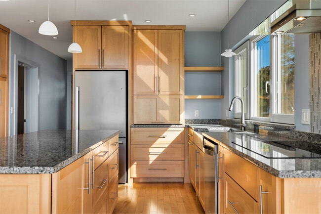 Building Photo - 1 Shoreline Dr