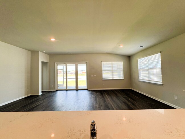 Building Photo - 811 Ireland Dr