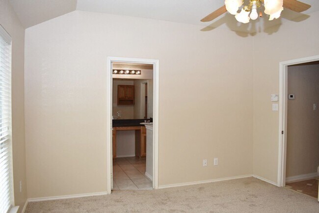 Building Photo - Wonderful 4-2-2 in N Ft. Worth, desirable ...
