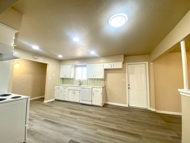Building Photo - $1,895 Peach & Mckinley, 3 Bedroom - E. Ho...