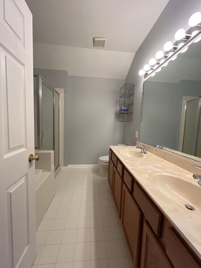 Building Photo - Spacious 3-bedroom, 2.5-bath home in South...