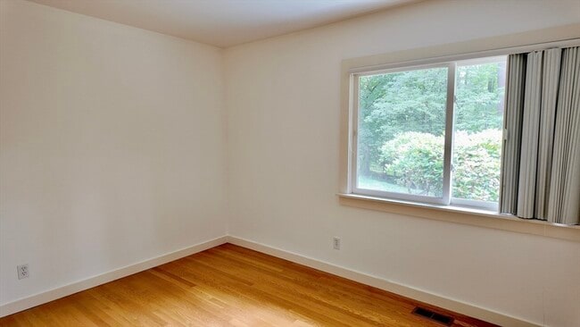 Building Photo - 14 Overlook Dr