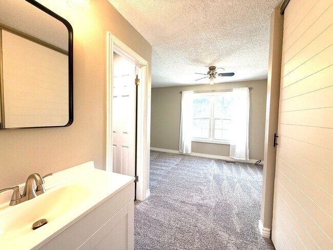 Building Photo - Updated 2 bed/2.5 bath townhome in Bear Creek