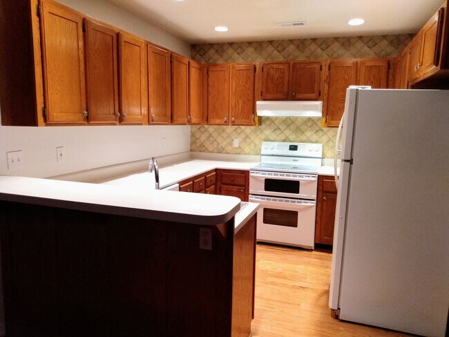 Building Photo - Maryville 37803 - COMING SOON! 3 bedroom, 2 bath, split floor plan home with a 2-car garage - Cal...