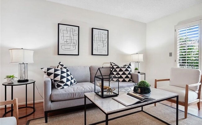 Building Photo - 215 N Kenwood St