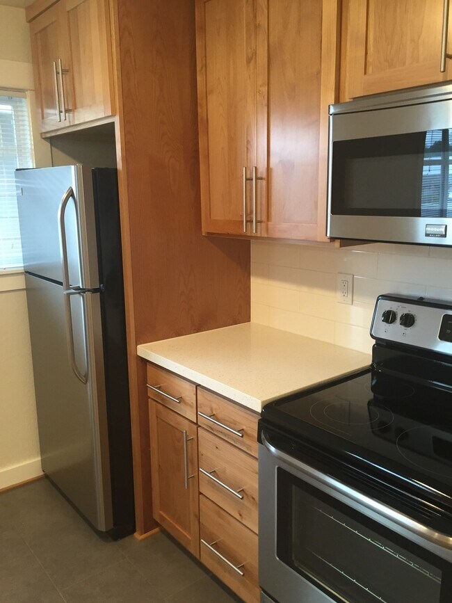 Building Photo - New Modern Remodel 2br Hardwoods Quartz, D...