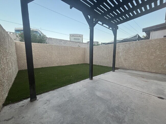 Building Photo - 2 Bed |1 Bath Multi-Family Unit with Private Backyard for Rent – North Las Vegas