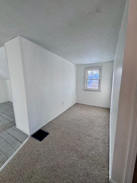 Building Photo - 196 S Point Dr