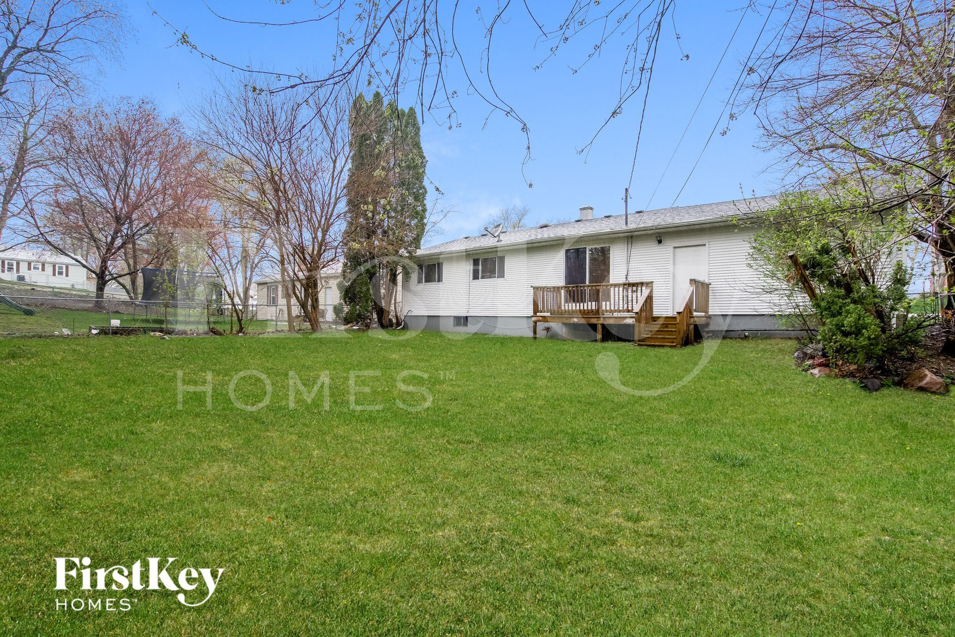 Building Photo - 104 E Oak St