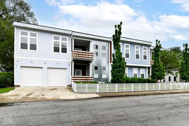 Building Photo - 902 Woodlawn Ave