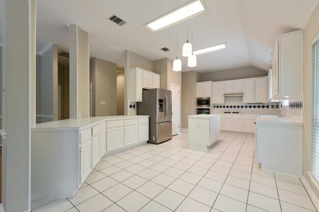 Building Photo - 2110 Red Oak Cir