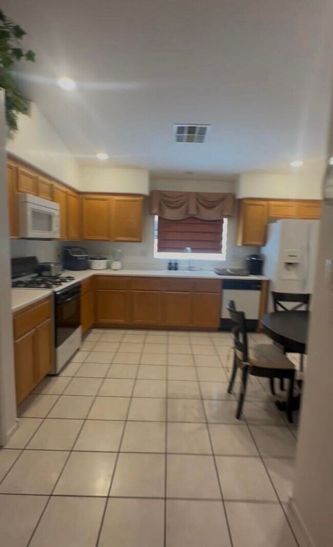 Building Photo - BEAUTIFUL 2 Bedroom 2 Bath Home