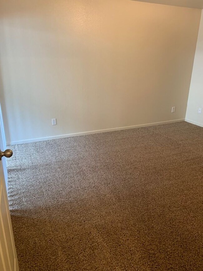 Building Photo - 2 Bed/2 Bath