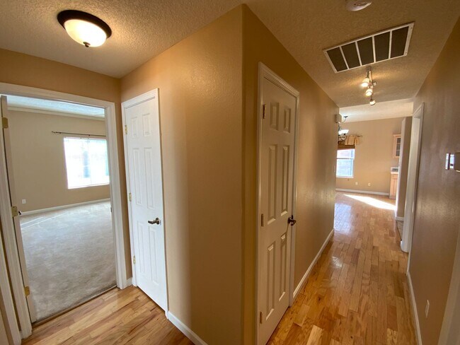 Building Photo - 3 Bedroom Single Story Home Available Near...