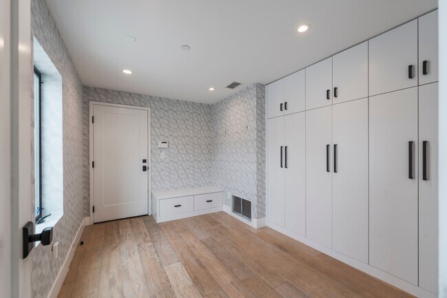 Building Photo - 468 30th St