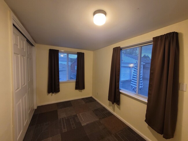 Building Photo - Charming 3 bedroom 2 bath