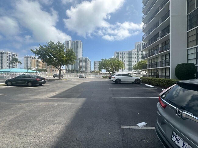 Building Photo - 800 Parkview Dr