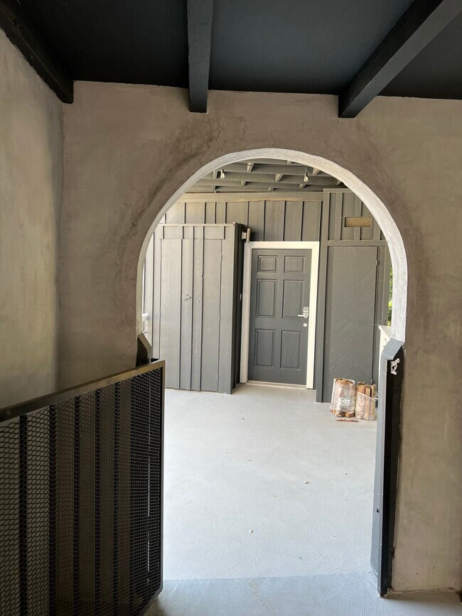 Building Photo - 6121 Glen Holly St