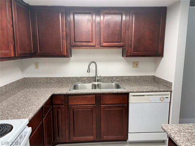 Building Photo - 5278 River Glen Dr