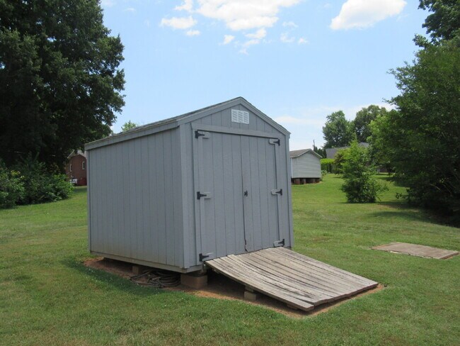 Building Photo - Brick Home located just outside of Hickory NC City Limits!