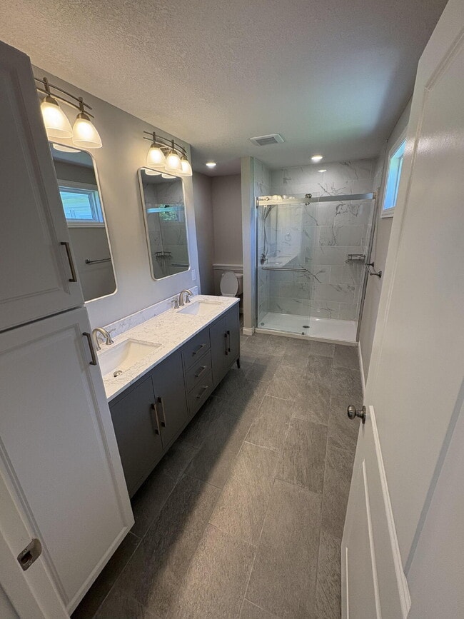 Building Photo - 3 bed, 2 bath House for Rent!