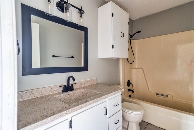 Building Photo - 2426 Lewisburg Rd