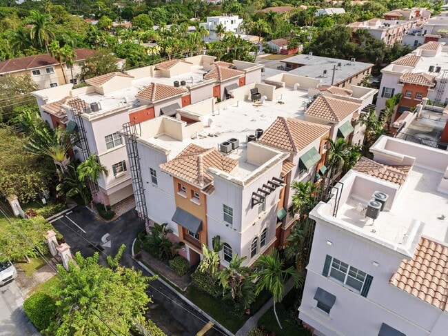 Building Photo - 1033 NE 17th Way