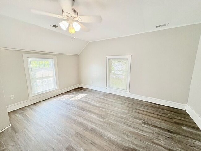 Building Photo - 533 Broadway St