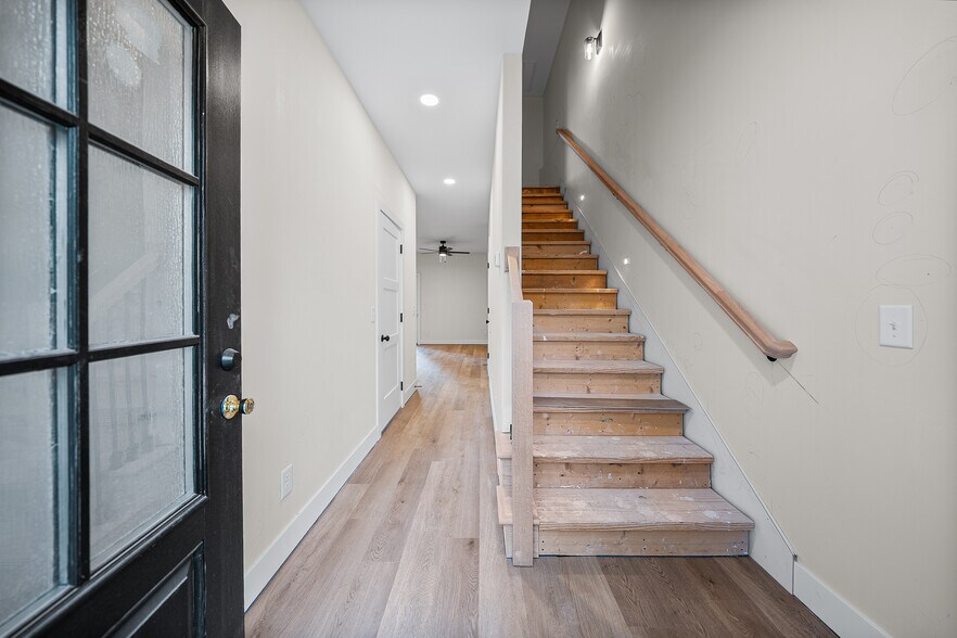 Building Photo - 217 Cave St