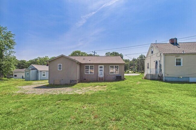 Building Photo - Beautifully Updated 3-Bedroom Home in Gree...