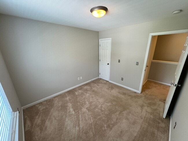 Building Photo - Stunning 3BR/2.5BA w/ Upgrades & Pool Access