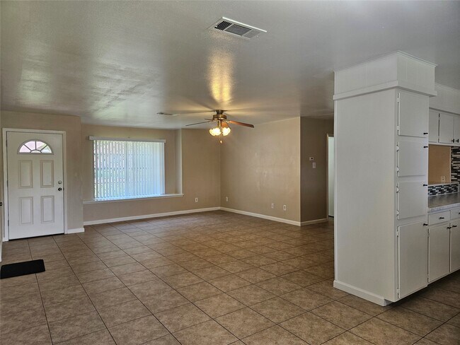 Building Photo - 207 Shadow Oaks Dr