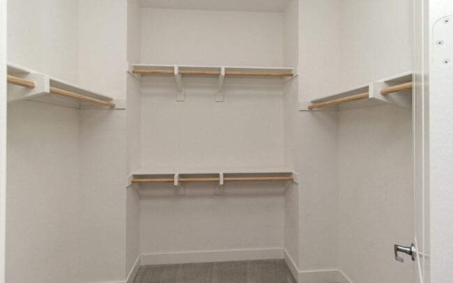 Building Photo - 2+ Bedroom Newer Build, Town Home