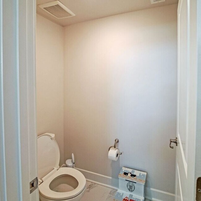 Building Photo - Gorgeous 4-Level Townhome with Rooftop Ter...