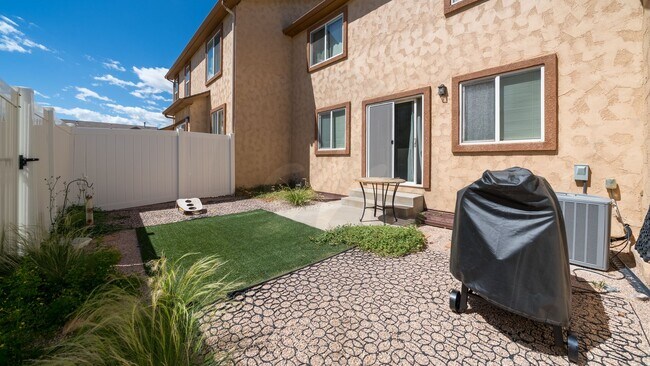 Building Photo - Fully Furnished Townhome in Park Haven Vil...