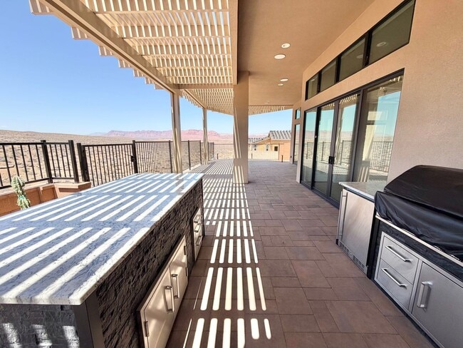 Building Photo - Beautiful Single-Level Home with Trail Access & Stunning Views!!! Pet Friendly!